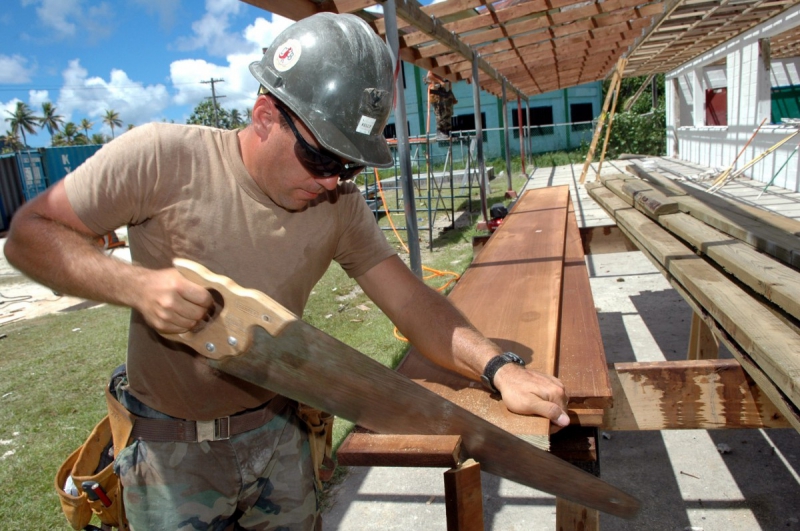 ebeniste-CLAVIERS-min_worker_construction_building_carpenter_male_job_build_helmet-893290